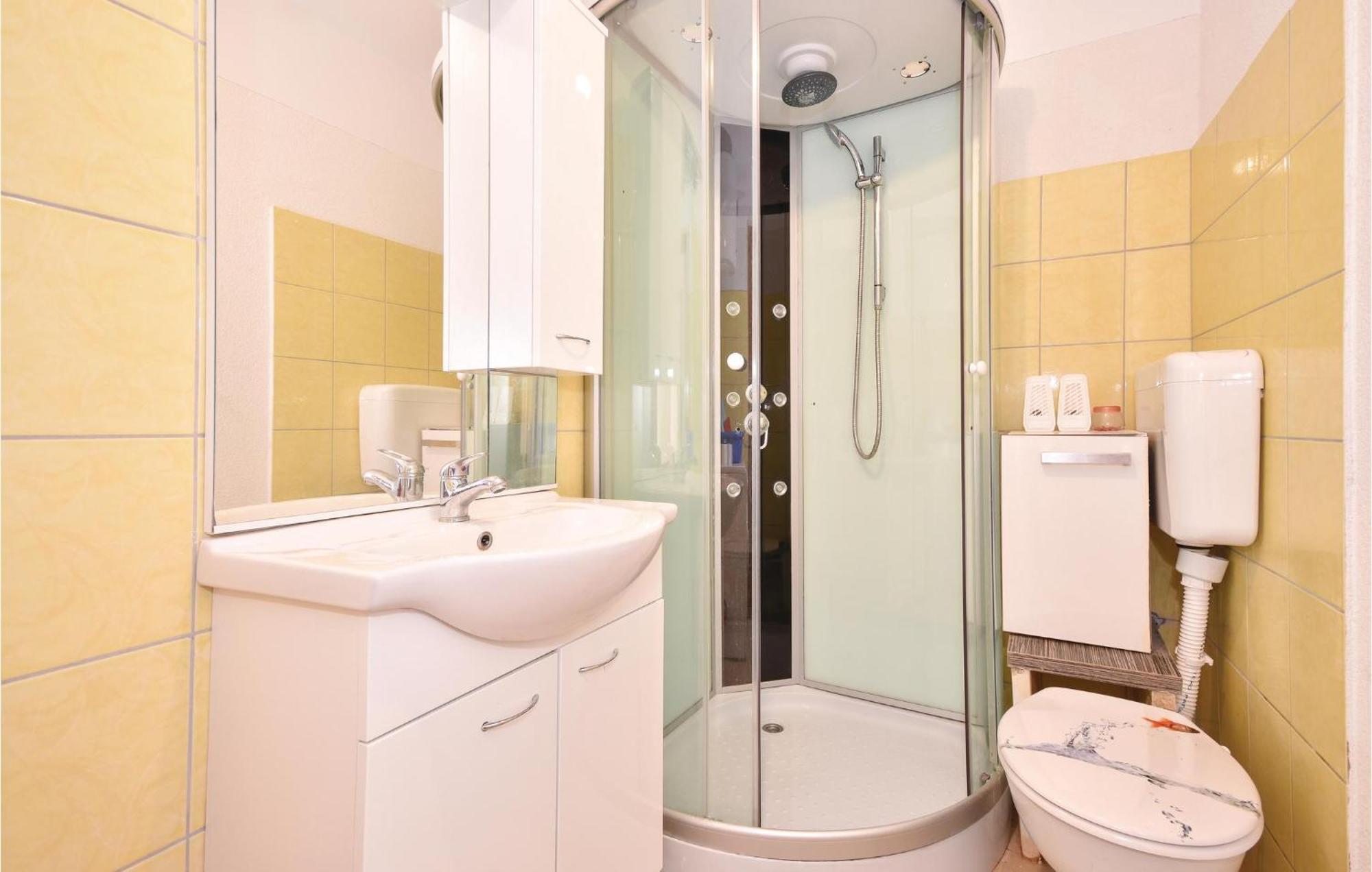 2 Bedroom Gorgeous Apartment In Стоморска Экстерьер фото